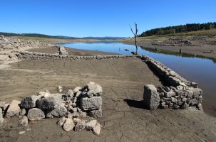 Cette photo est sans équivoque quant à l'état de remplissage du lac de Naussac. 