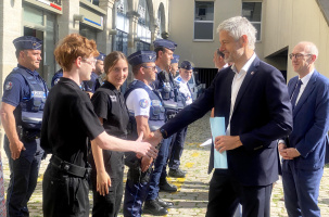 Laurent Wauquiez salue les effectifs des policiers municipaux de la ville du Puy-en-Velay.