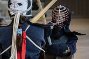 Kendo signifie "La voie du sabre", version moderne du Kenjutsu, escrime des samouraïs.