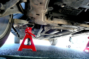 La sécurité d'une voiture sur cale doit être optimale pour éviter des accidents majeurs. 
