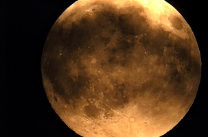 Elle tient la main de son amie la Terre depuis la nuit des temps. 