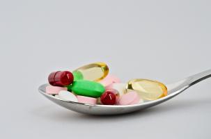 Cuillère remplies de médicaments pour illustrer une overdose. 