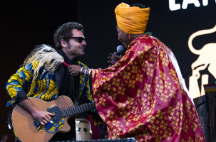 Matthieu Chedid et Fatoumata Diawara dans le groupe Lamomali. 