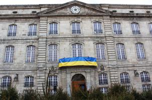 La mairie du Puy a dressé les couleurs de l'Ukraine sur sa façade. 