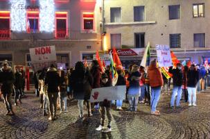 Les manifestants se sont réunis devant la mairie de Brives-Charensac.