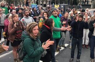120 personnes s'étaient rassemblées en soutien aux trois militants placés en garde à vue.