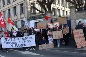 Une manifestation devant la préfecture pour protester contre la fermeture de classes. 