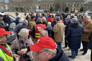 Un regroupement pour la défense des retraites s'est passé devant le bâtiment d'Etat.