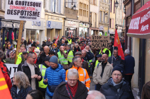 Lors d'une manifestation au Puy en contestation avec la politique du Président Macron. 