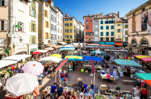 Le marché du Puy attire nombre de personnes tous les samedis matins au cœur de la ville.