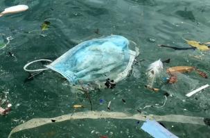 Un masque flottant dans l'eau pour les 400 ans à venir.