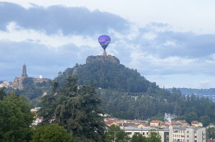 En pleine confession céleste avec la Statut Notre Dame de France, au Puy-en-Velay.