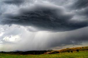 L'orage vidant sa force et ses tonnes de projectiles sur le Meygal.