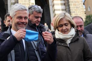 Laurent Wauquiez et Valérie Pécresse sur les marches de la cathédral du Puy-en-Velay