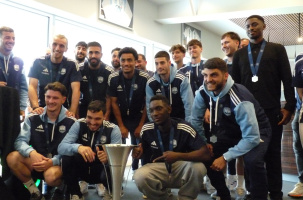 Les joueurs du Puy Foot 43 réunis autour du trophée de champion des champions