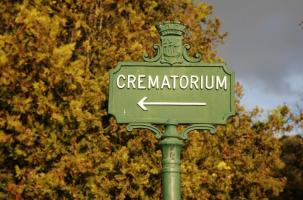 Un panneau qui indique un crématorium.