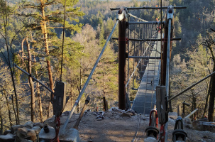 L'une des entrées de la passerelle himalayenne au-dessus des gorges du Lignon.