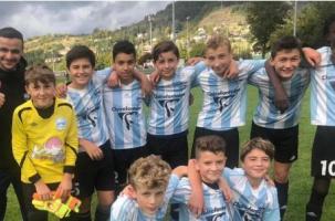 Paul Eymard debout tout à droite avec son équipe U13 du Puy Foot.