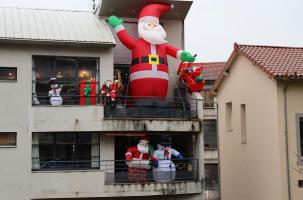 Il paraitrait qu'il y a un grand Père Noël dans cette photo...
