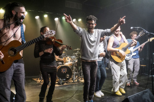 La musique qui rassemble toutes les petites forces et lutter ensemble, plus fort que tout.