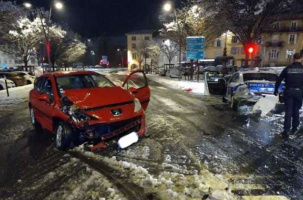 L'état des voitures témoigne de la violence du choc. 