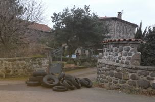 Une surprise de mauvais goût devant une propriété à Chaspuzac. 
