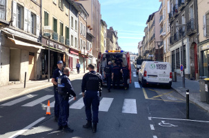 La route a été coupée pendant que les secours procédaient à leur intervention.