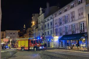 Les forces de l'ordre et de secours devant l'immeuble endommagé au Puy-en-Velay.
