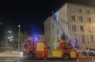 Les pompiers en pleine action nocturne devant l'immeuble Les Cevennes, au Puy-en-Velay.