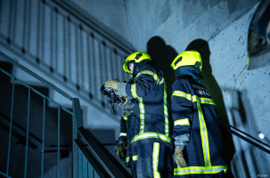 Les pompiers progressent dans le bâtiment du CADA dévoré par les flammes à Langeac. 