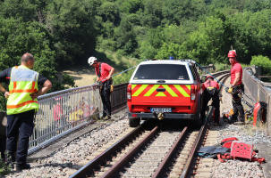 Les pompiers en train de descendre le pont ferroviaire où se trouve l'ado 12 m plus bas.