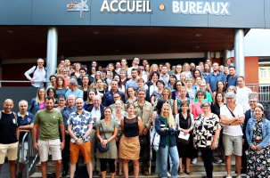 Les enseignants et le personnel de l'établissement, ensemble pour la photo traditionnelle.