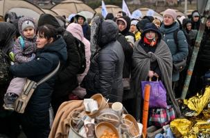 Le 7 mars 2022, des réfugiés ukrainiens attendent à la frontière polonaise.