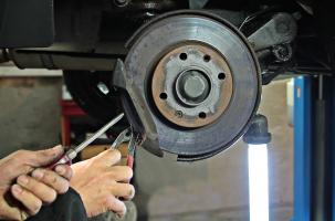 Solidarauto est situé rue René Descartes Z.I Blavozy à Saint Germain Laprade