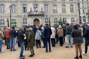 Une centaine de personnes s'est rassemblée devant la mairie du Puy