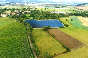 La retenue collinaire pourrait contenir 60 000 m3 d'eau pour irriguer 55 ha de maïs.