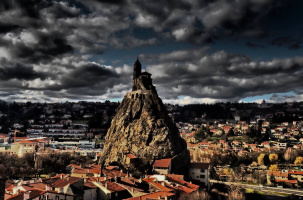 La ville du Puy-en-Velay et ses environs, lieux des terribles meurtres. 