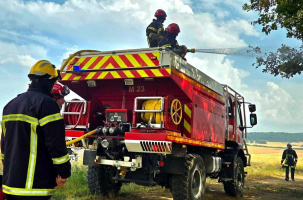 Les sapeurs pompiers évitent que les flammes ne se propagent