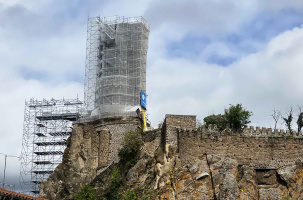 La statue Saint-Joseph à Espaly, entourée d'échaudages et vents contraires. 
