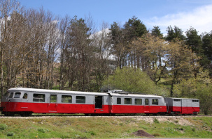 Le Velay Express colore le paysage de Haute-Loire à chacun de ses passages. 