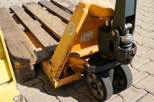 La victime était en train de bouger des palettes quand il est tombé du quai.