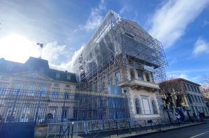 Un impressionnant échafaudage se dresse au-dessus de la préfecture