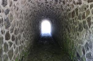 L'exigu tunnel est le seul accès à leur domicile pour trois propriétaires à Polignac.