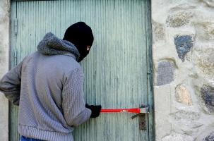 Un voleur tente de pénétrer par effraction dans une propriété. 