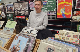 Christophe arpente la France pour vendre ses vinyles et sa déco.