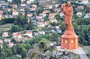 La statut Notre-Dame-de-France, debout sur le Rocher Corneille. 