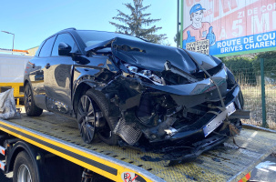 L'état de la voiture témoigne de l'intensité du carambolage. 