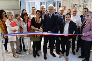 Aux côtés des équipes soignantes et de direction, Laurent Wauquiez a coupé le cordon. 