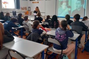 Florence Roche, dans sa classe, expliquant le contexte et les graves évènements.