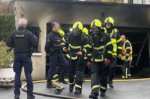 Malgré le fait d'opérer à l'extérieur, les pompiers ont dû s'appareiller lourdement.